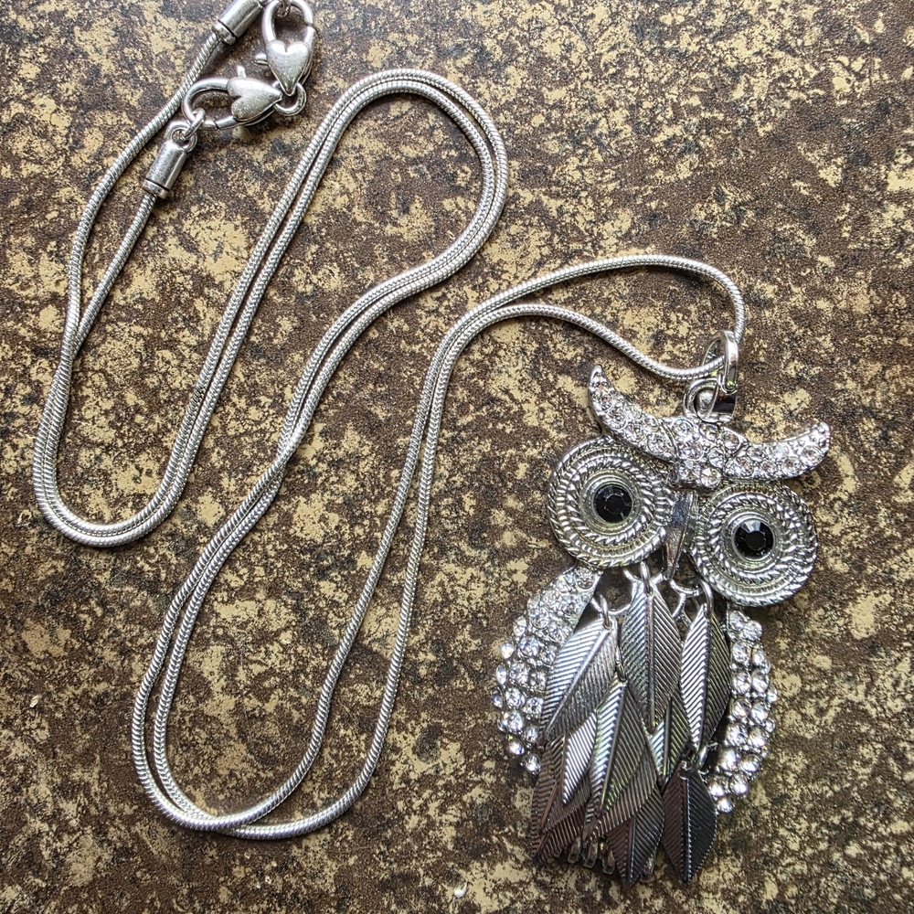 Vintage Aero 1987 Silver Tone Rhinestone Articulated Owl Pendant Necklace